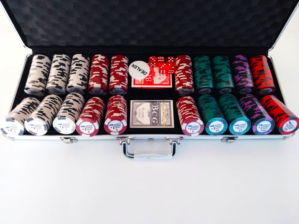 Set poker cu 500 chips-uri clay 14g model WPT si servieta din aluminiu