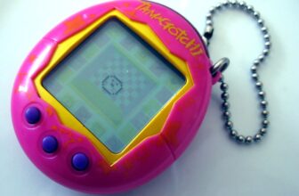 Tamagotchi roz cu trei butoane, fotografiat de Tomasz Sienicki în 2005.