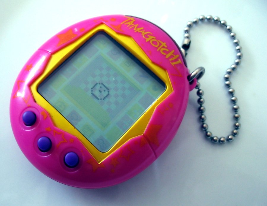Tamagotchi roz cu trei butoane, fotografiat de Tomasz Sienicki în 2005.