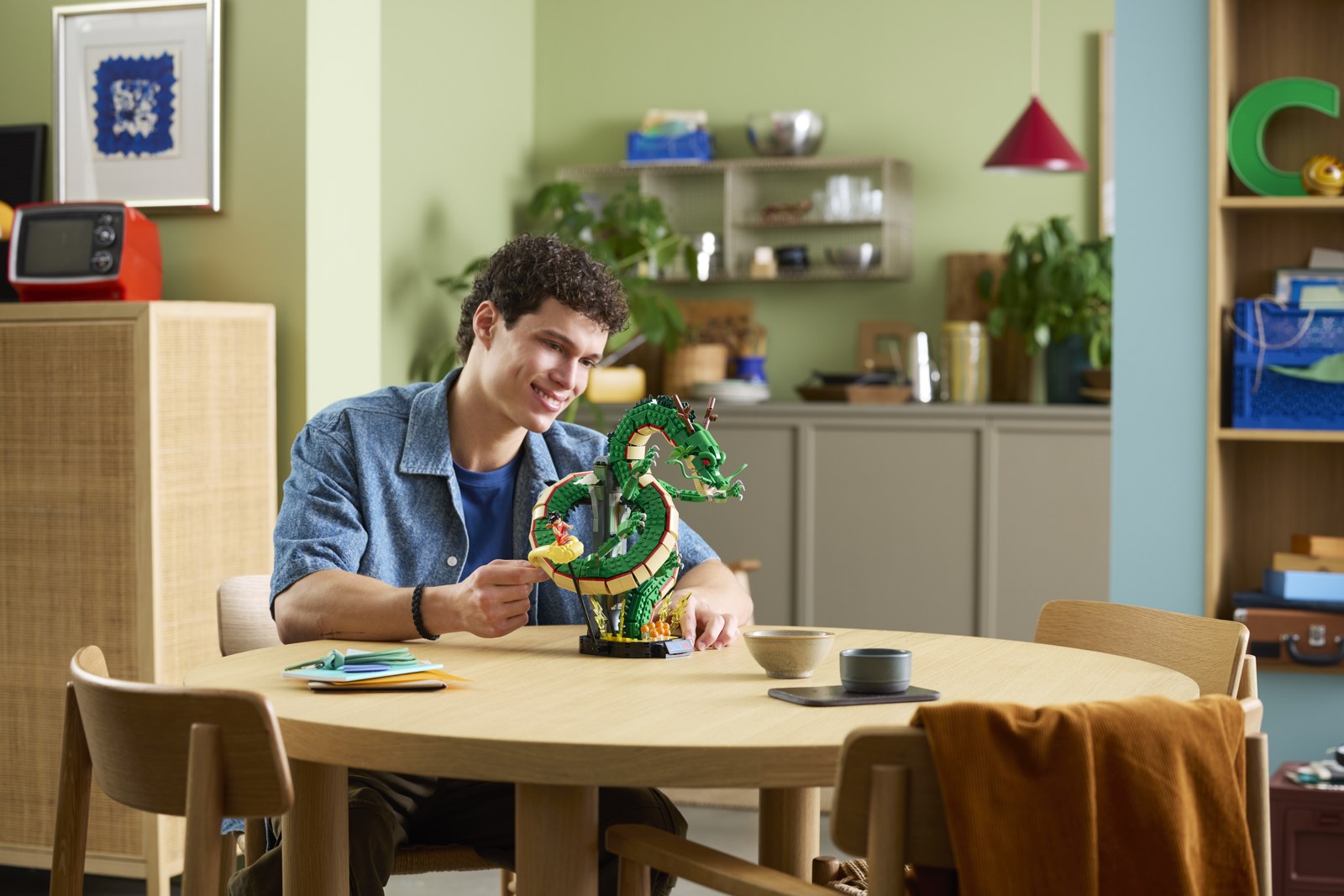 Setul oficial LEGO Icons Dragon Ball Shenron și Goku 11390